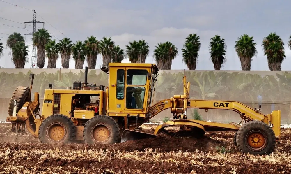 הגריידר שלנו, CAT 12G, בעבודה בשטח